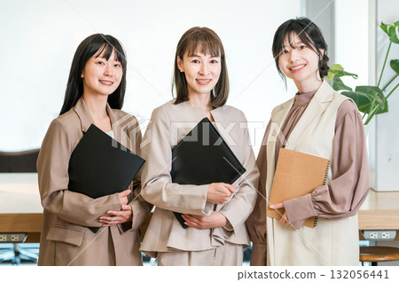 辦公室排隊微笑的女企業家（職業婦女、職業母親） 132056441