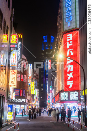 東京：新宿西口，霓虹閃爍的娛樂區 132056476