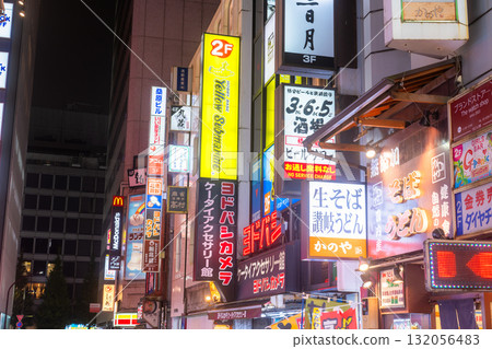 東京：新宿西口，霓虹閃爍的娛樂區 132056483