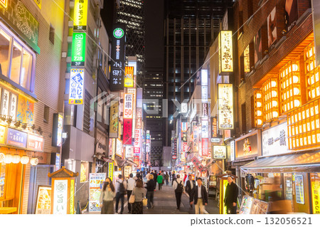 東京:新宿西口,霓虹閃爍的娛樂區 東京:新宿西口,霓虹閃爍的娛樂區 132056521