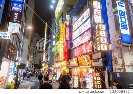 東京:新宿西口,霓虹閃爍的娛樂區 東京:新宿西口,霓虹閃爍的娛樂區 132056522