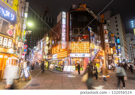 東京：新宿西口，霓虹閃爍的娛樂區 132056524