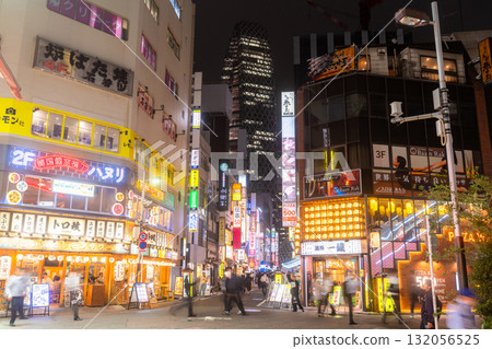 東京：新宿西口，霓虹閃爍的娛樂區 132056525
