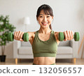 一位年輕女子在家運動 132056557