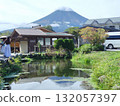 從忍野八海眺望的富士山和倒置的富士山 132057397