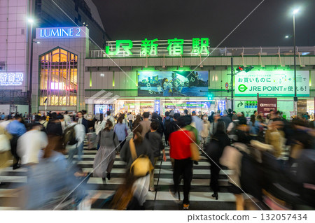 [東京]新宿站城市夜景/新宿南口 132057434