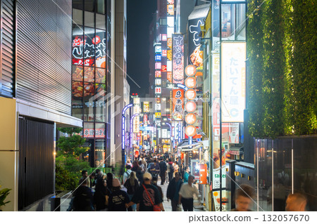 東京：新宿霓虹閃爍的娛樂區 132057670