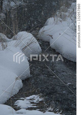 積雪覆蓋的木頭 132057860