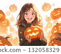 一個女孩拿著南瓜燈開心地微笑 132058329