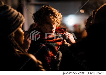 時裝秀後台。男模在走秀前做準備 時裝秀後台。男模在走秀前做準備 132058520