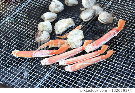 Barbecued crabs and shellfish 132059174