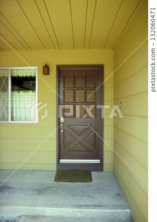 1990 年加州風景，私人住宅的前門 132060471