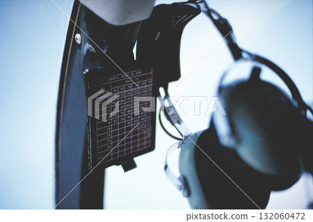 直升機內安裝的數學圖表和耳機 132060472