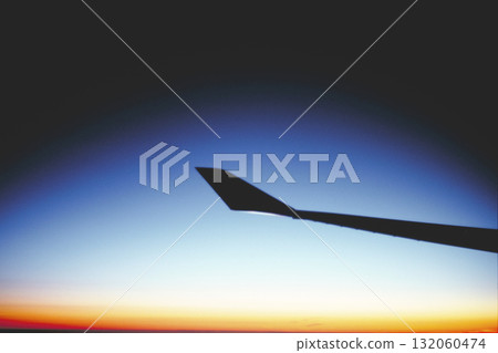 從飛行中的飛機內部看到的固定翼尖和黎明前的天空 132060474
