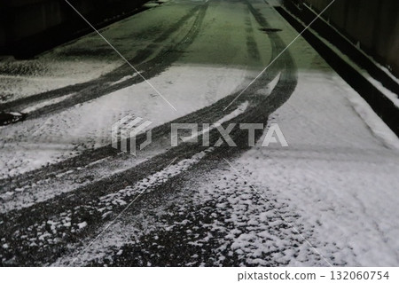 雪落在路上，車轍 132060754