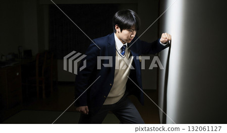 一名高中生在房間角落猛擊牆壁 132061127