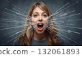 年輕的白人女性，嘴巴張得大大的 132061893