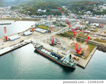 秋季北海道江差町風力發電風力渦輪機運輸基地鳥瞰圖 秋季北海道江差町風力發電風力渦輪機運輸基地鳥瞰圖 132063249