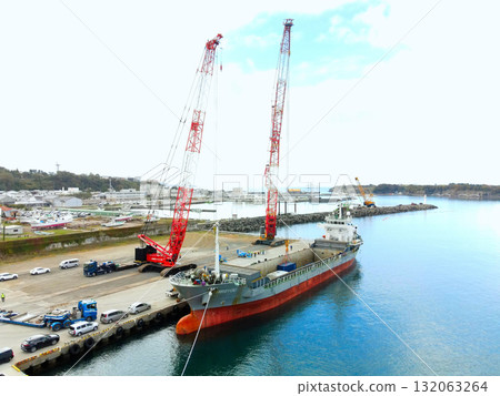 秋季北海道江差町風力發電風力渦輪機運輸基地鳥瞰圖 132063264