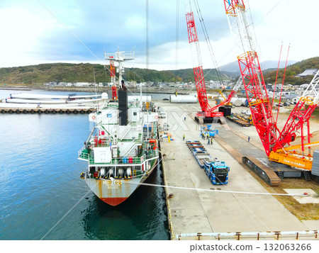 秋季北海道江差町風力發電風力渦輪機運輸基地鳥瞰圖 秋季北海道江差町風力發電風力渦輪機運輸基地鳥瞰圖 132063266