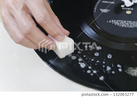 用清潔劑和海綿清潔髒舊唱片 用清潔劑和海綿清潔髒舊唱片 132063277