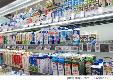 十月:牛奶上架 十月:牛奶上架 132063570