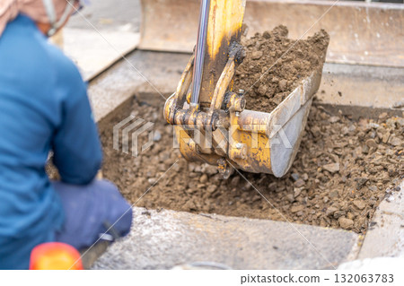 自來水廠、水管更換、道路、瀝青鋪設、挖掘、明挖施工方法 自來水廠、水管更換、道路、瀝青鋪設、挖掘、明挖施工方法 132063783