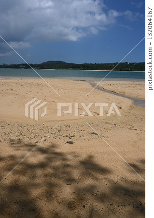 The sea, the beach, and the shadows 132064167