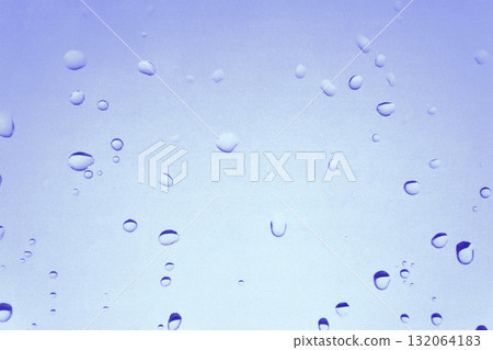 帶有水滴的窗玻璃、透明抽象的藍白色背景、濕度、凝結、雨滴 132064183