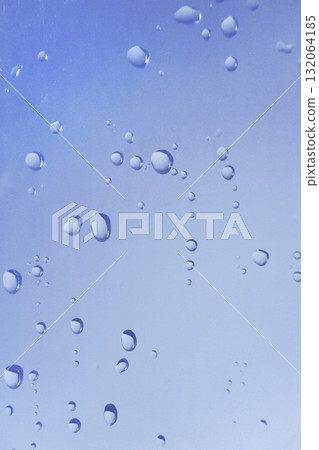 有水滴的窗玻璃 透明抽象的藍色背景 濕度、結露、雨滴 132064185