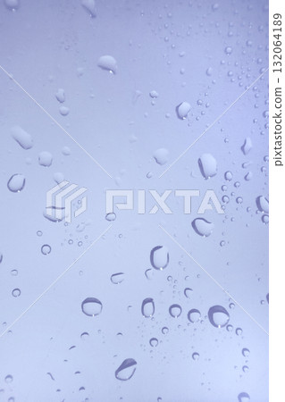 帶有水滴的窗玻璃、透明抽象的藍白色背景、濕度、凝結、雨滴 132064189