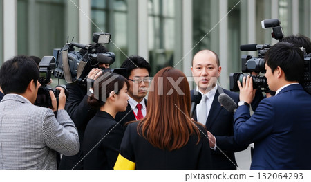 Reporters surrounding the man 132064293