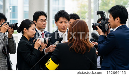 記者包圍了該男子 132064433