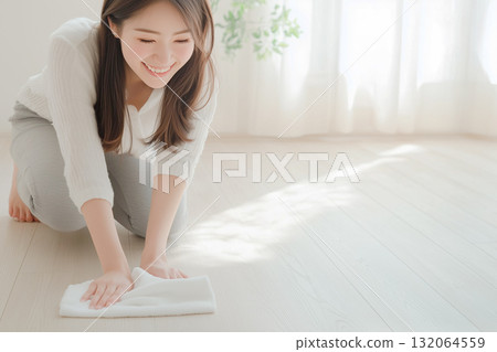 一名婦女正在拖地 132064559