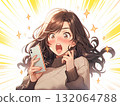 一位年輕女子在看智慧型手機時感到非常驚訝和臉紅 132064788