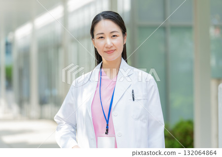 戶外穿著白大褂的女人 132064864