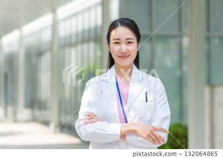 穿白大褂的女人在戶外雙臂交叉 132064865