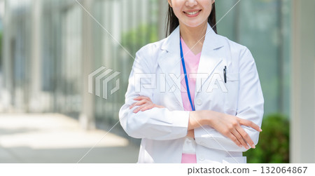 穿白大褂的女人，在戶外，雙臂交叉，雙手 132064867