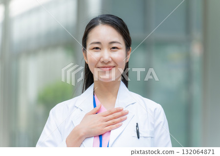 穿白大褂的女人，在戶外，交給我們 132064871