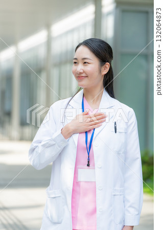 穿白大褂的女人，在戶外，交給我們 132064873