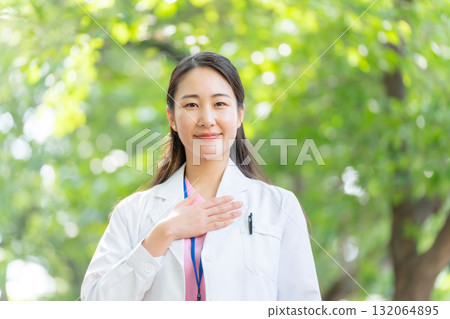 穿白大褂的女人,戶外,新鮮的綠色植物,交給我們 穿白大褂的女人,戶外,新鮮的綠色植物,交給我們 132064895