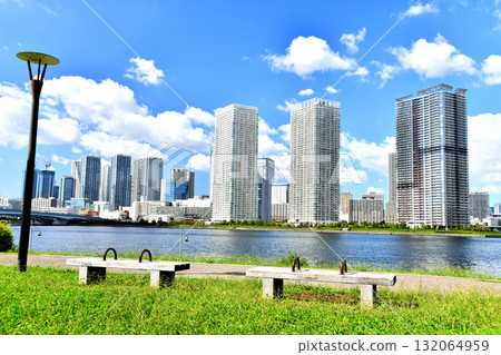 從春海橋公園眺望Triton廣場和春海臨海公園（東京都中央區）[2025年10月] 132064959