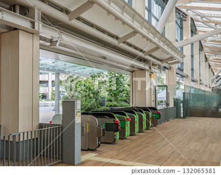 Automatic ticket gates that can read QR codes (JR East Takanawa Gateway Station) 132065381
