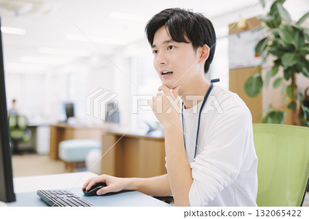 在桌上型電腦上工作的年輕商人 132065422