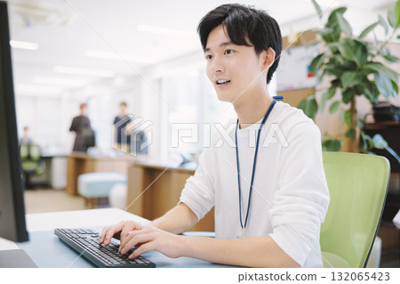 在桌上型電腦上工作的年輕商人 132065423