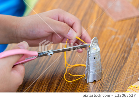 製作迷你銅鐘：用剪刀剪斷繩子就完成了！ 132065527