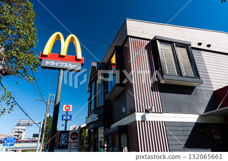 McDonald's Kanhachi Hachimanyama Store, Hachimanyama 3-chome, Setagaya-ku, Tokyo 132065661