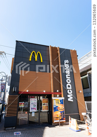 在東京世田谷區京都的麥當勞京都站吃漢堡包 在東京世田谷區京都的麥當勞京都站吃漢堡包 132065689