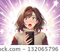 一位年輕女子在看智慧型手機時感到非常驚訝和困惑 132065796