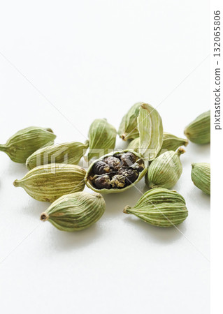 白色背景下的荳蔻 132065806
